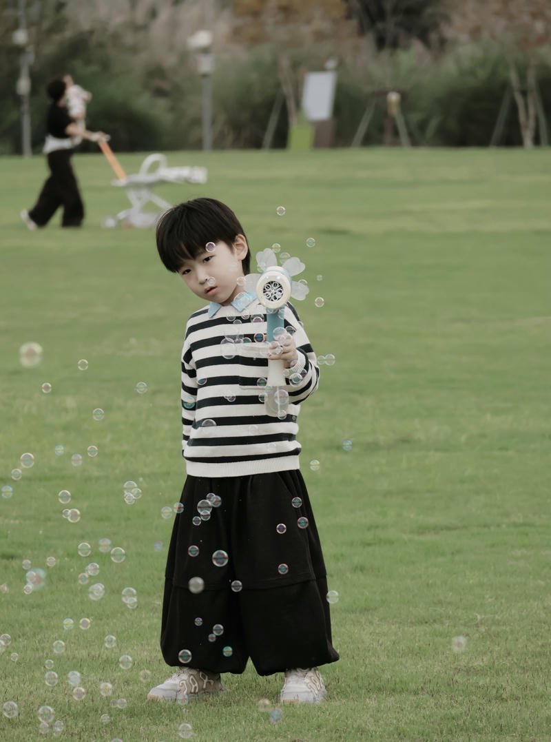 Khoảnh khắc vui đùa của em bé trai trong công viên