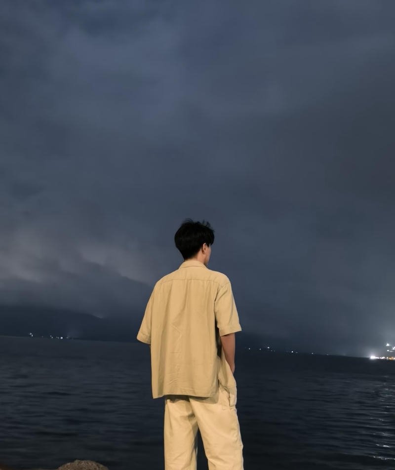 Khung cảnh chàng trai quay lưng ngắm biển