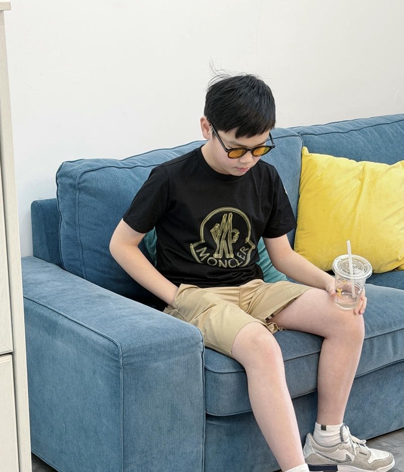 Mặc áo thun đơn giản xuất hiện trong ảnh trai đẹp 13 tuổi