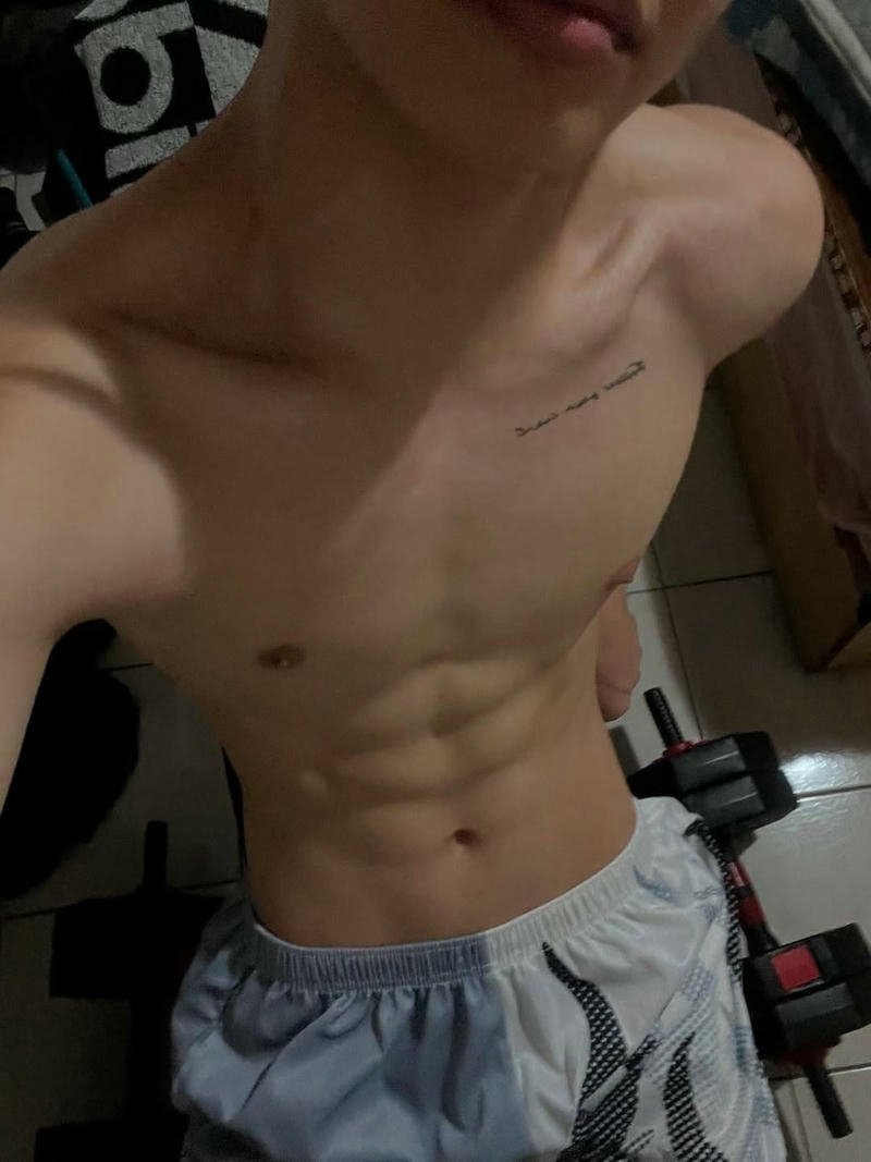 Nam mẫu cơ bụng săn chắc che mặt đầy cuốn hút