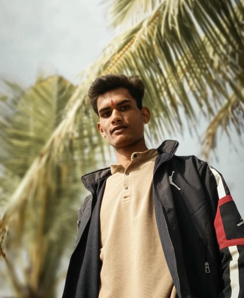 Nam nhân Ấn Độ cuốn hút phong thái tự tin