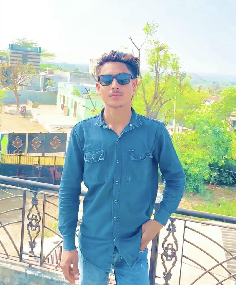 Nam nhân Ấn Độ lịch lãm đeo kính đầy sức hút