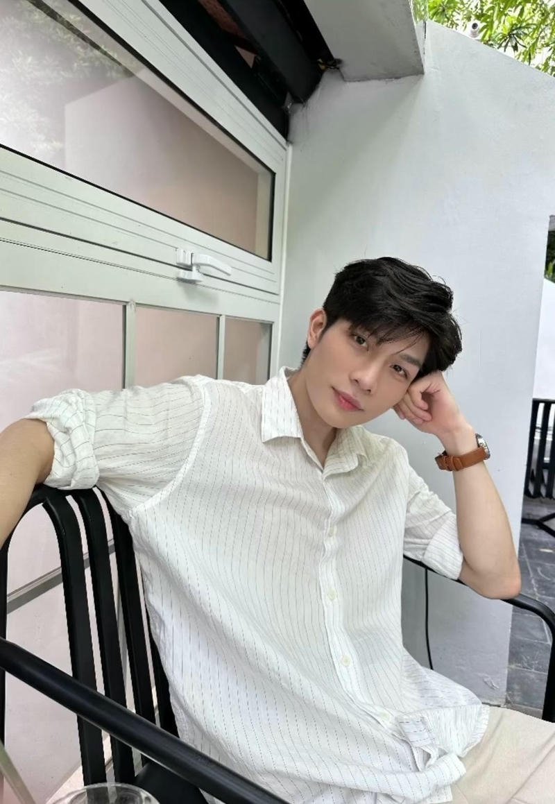 Nam sinh Việt Nam đẹp trai trong ánh sáng dịu