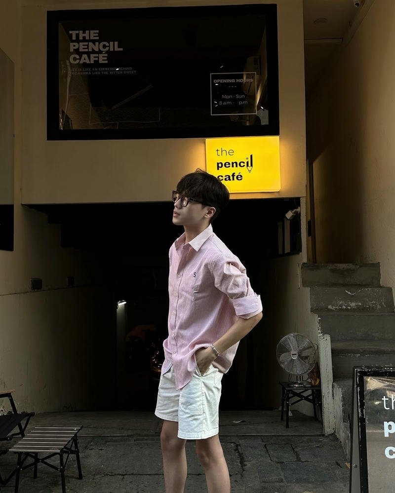 Nam sinh Việt Nam đứng một mình ngoài trời