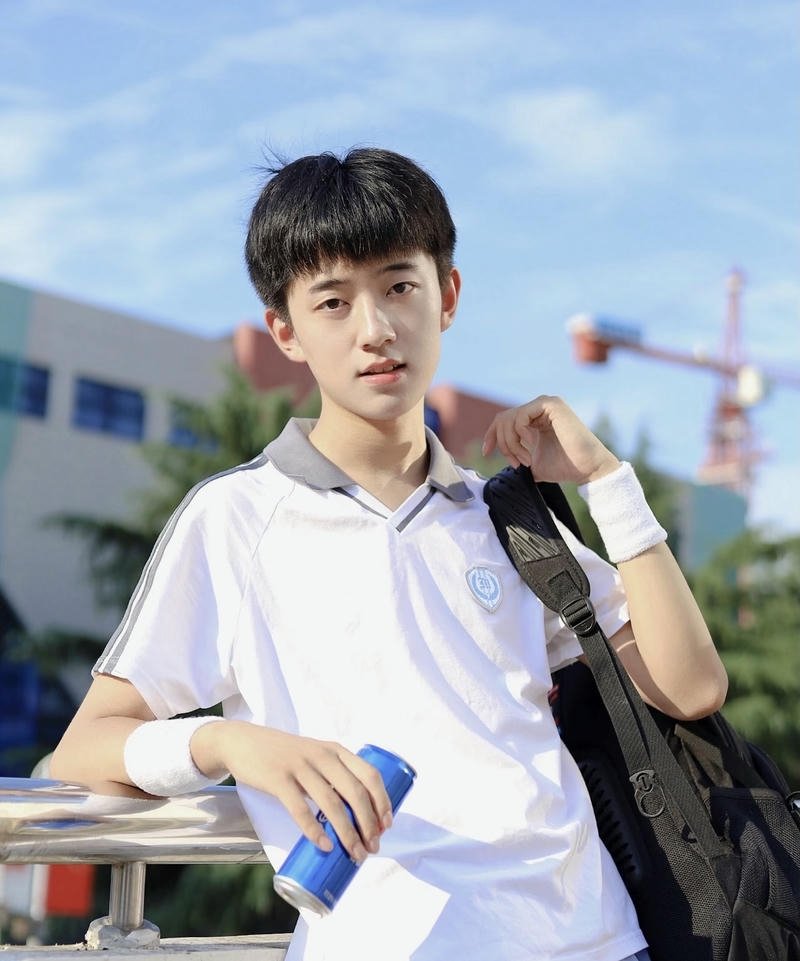 Nam sinh ánh nhìn dịu dàng phong thái tự nhiên ảnh trai đẹp 2k10