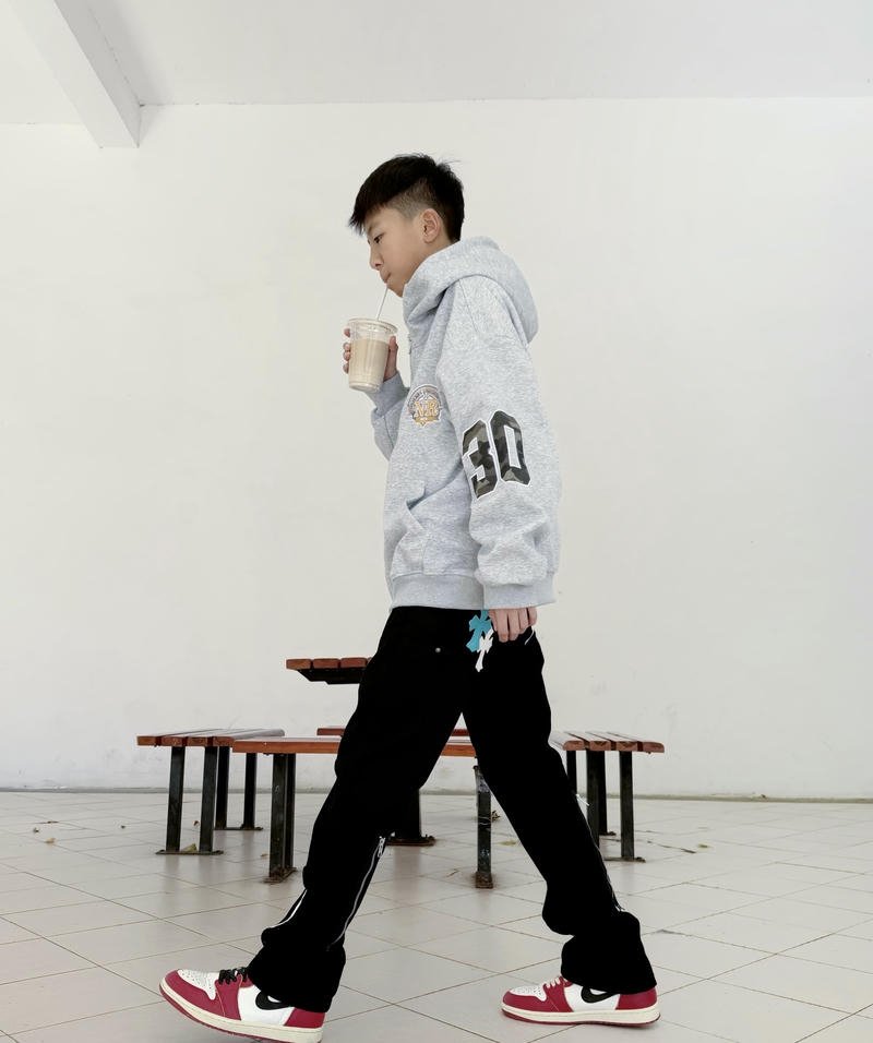 Nam sinh bước đi nhẹ nhàng trong phòng ảnh trai đẹp 2k13