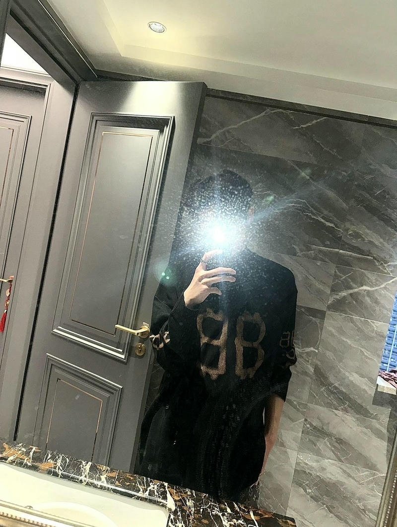 Nam sinh che mặt trong khoảnh khắc đời thường