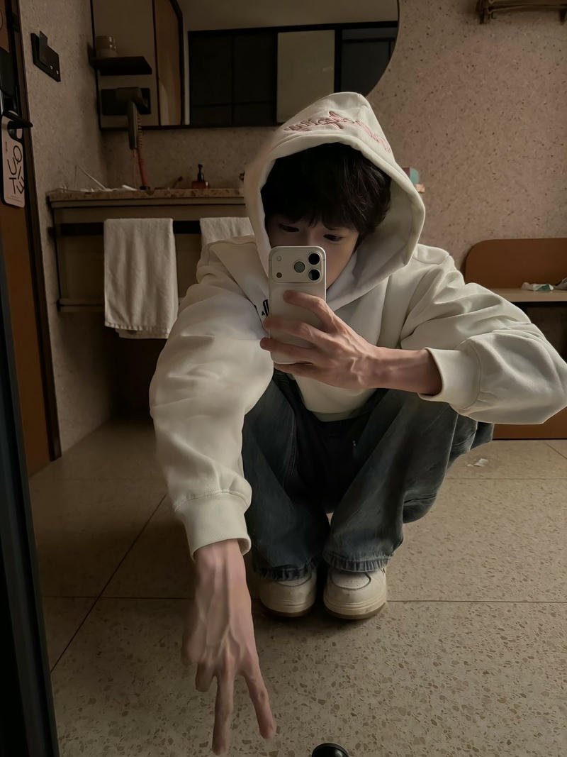 Nam sinh che mặt trong không gian yên tĩnh