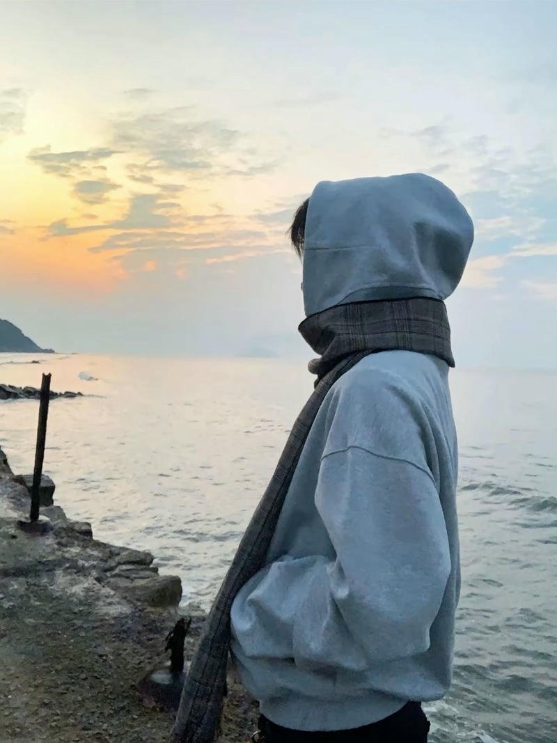 Nam sinh che mặt với ánh nhìn hướng xuống