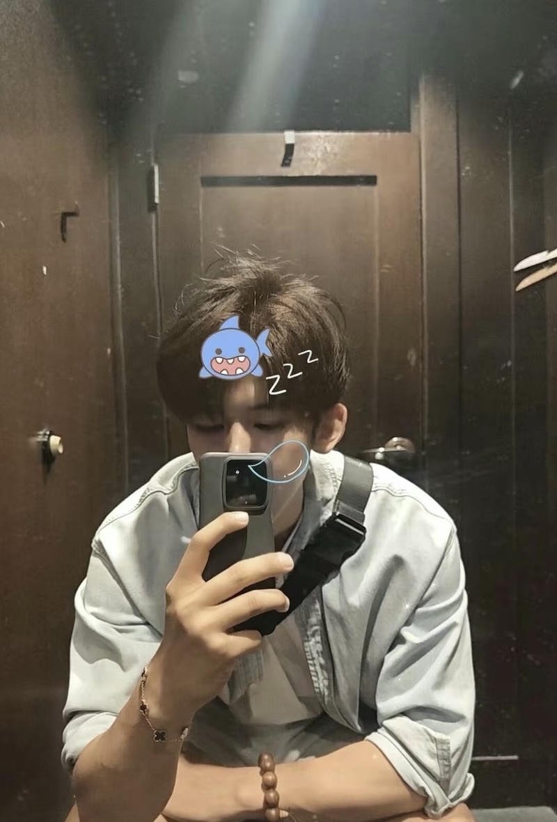 Nam sinh chụp ảnh gương che mặt bí ẩn