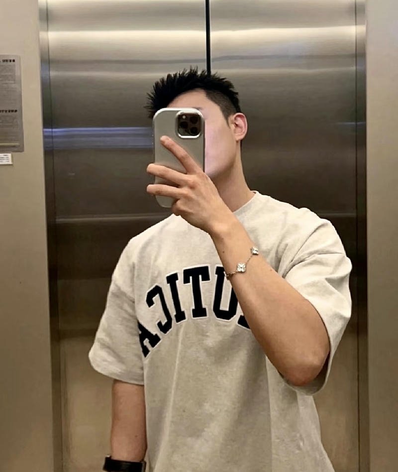 Nam sinh chụp gương giấu mặt bằng điện thoại cực chất