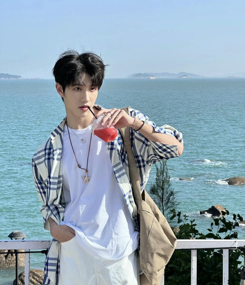 Nam sinh đáng yêu chụp ngoài trời nắng nhẹ