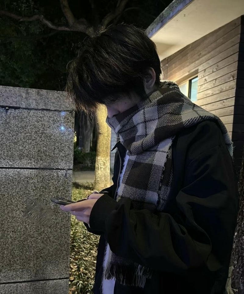 Nam sinh dùng áo che mặt tạo nét cuốn hút