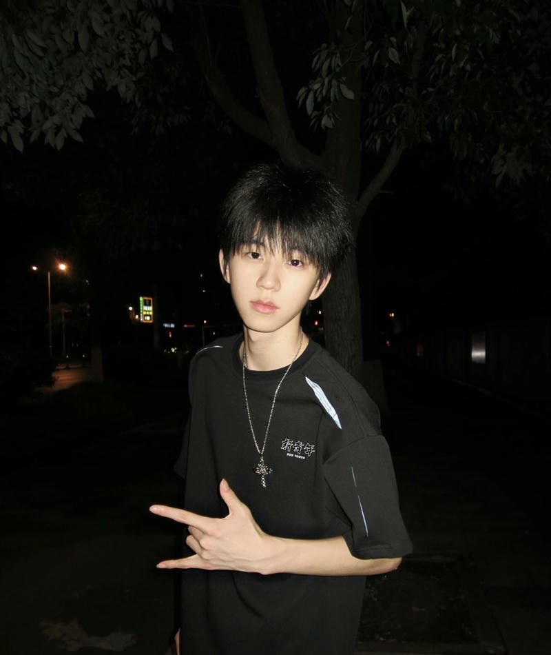 Nam sinh đứng trước ống kính gương mặt sáng ảnh trai đẹp 2k10