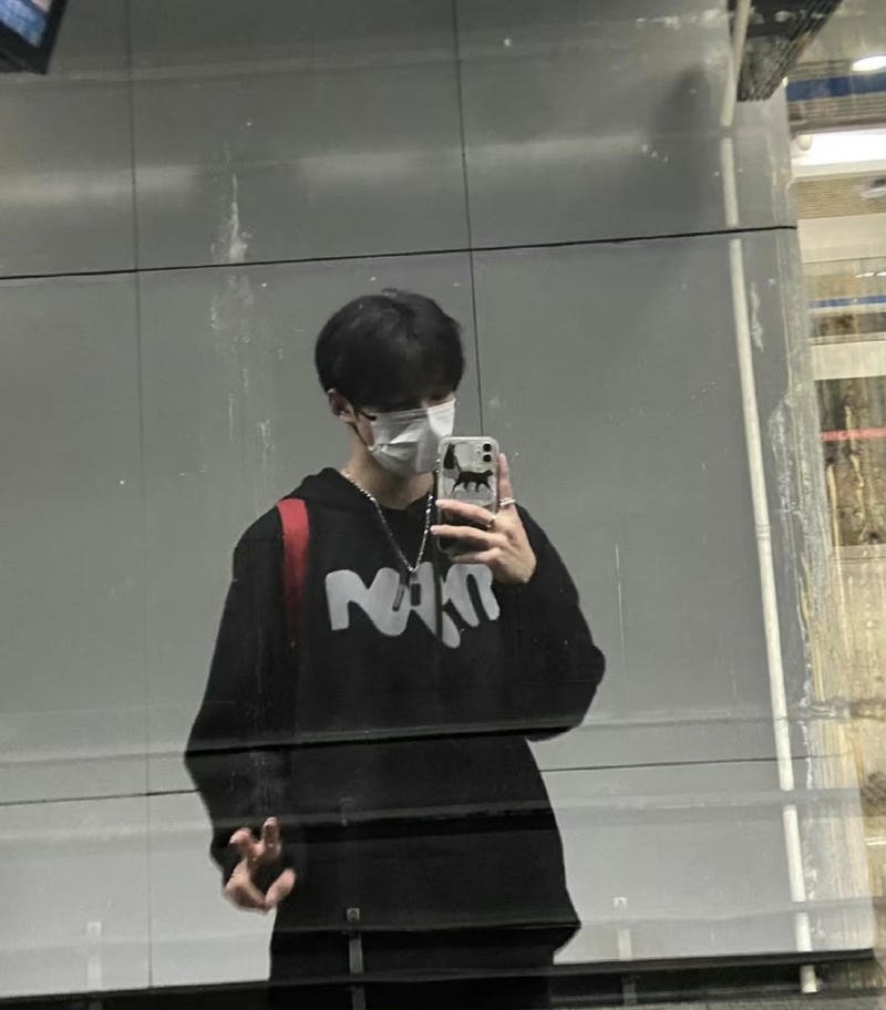 Nam sinh giấu mặt sau điện thoại tạo dáng bí ẩn