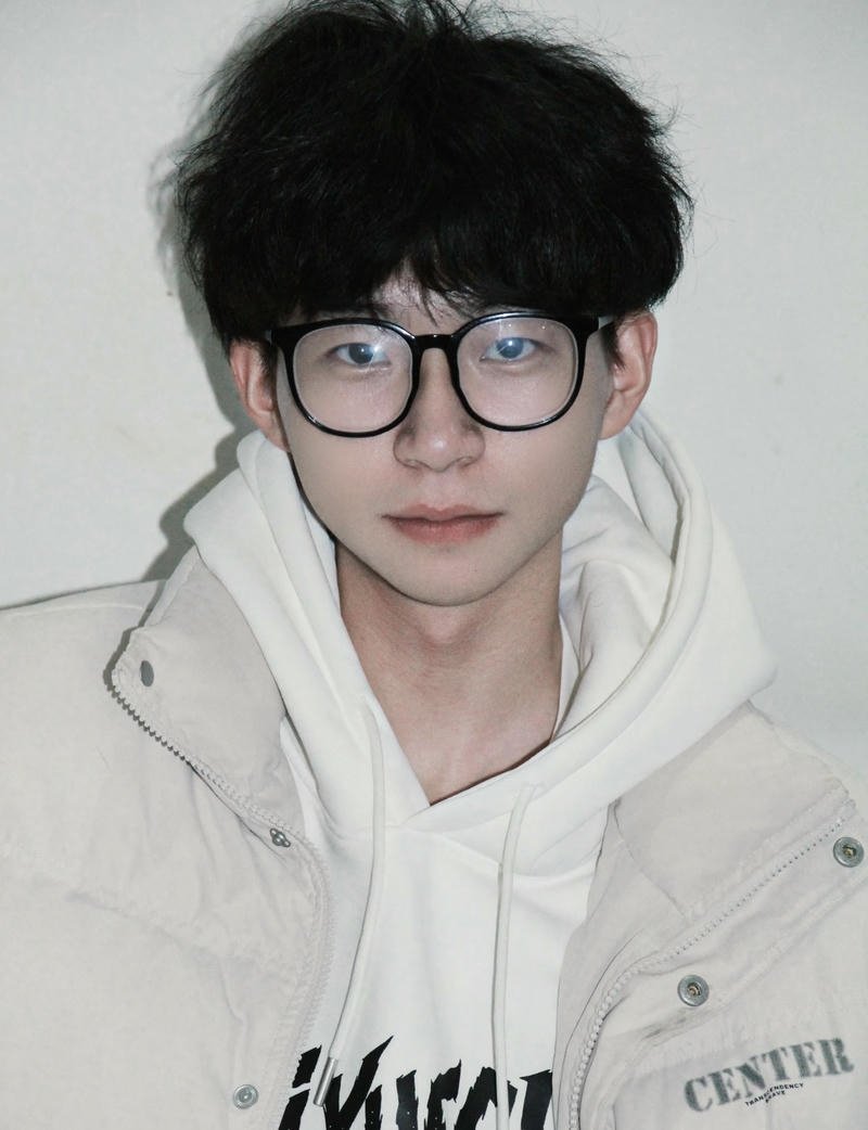 Nam sinh gương mặt sáng trong ảnh trai đẹp 2k8 cực mê phong cách đời thường