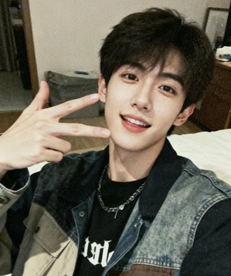 Nam sinh gương mặt sáng trong ảnh trai đẹp 2k8 cực mê