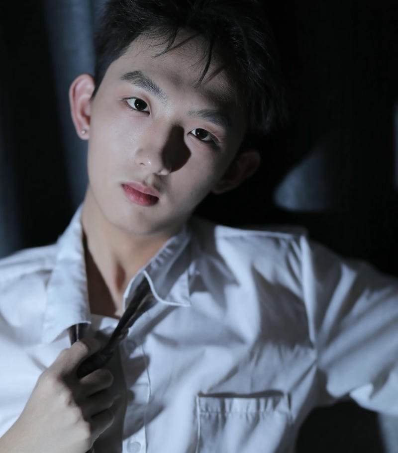 Nam sinh mắt sâu tạo sức hút ảnh trai đẹp 2k10