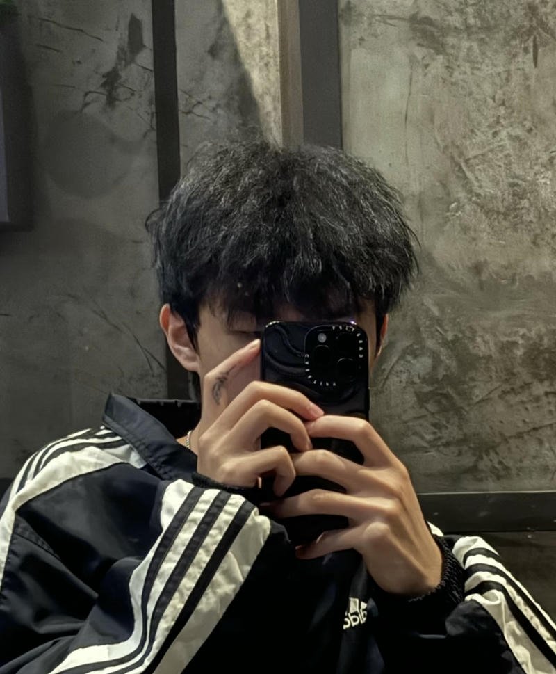 Nam sinh ngồi trước gương tạo kiểu che mặt ngầu