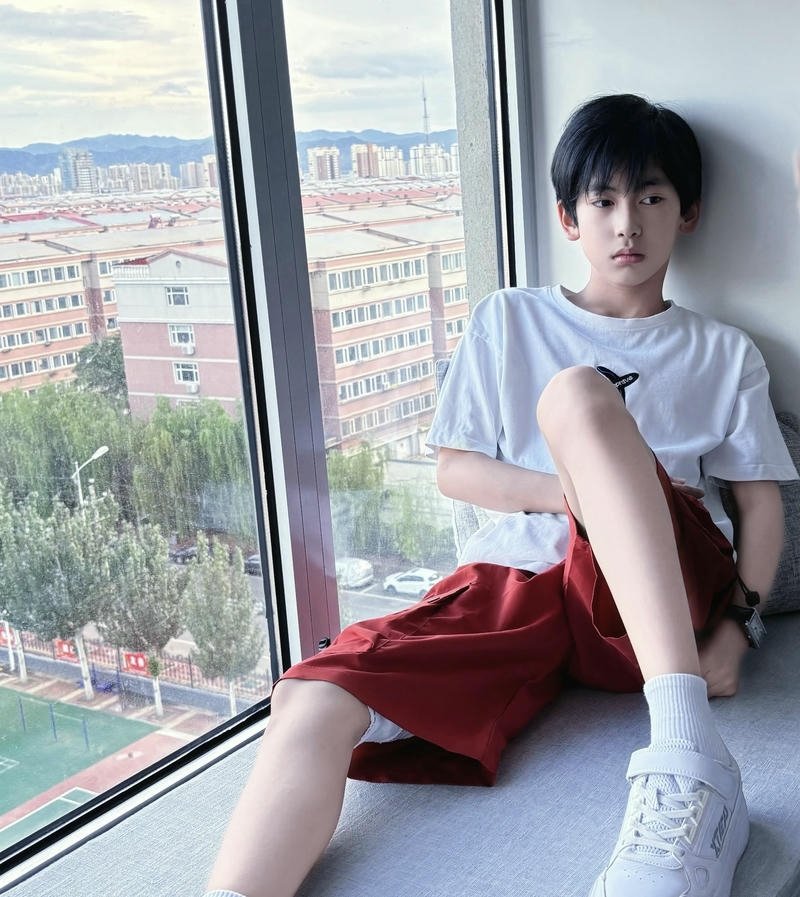 Nam sinh nhìn camera với thần thái tự nhiên trong ảnh trai đẹp 2k11