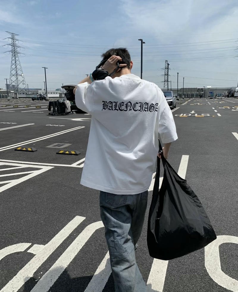 Nam sinh quay lưng giữa con đường dài đầy nắng