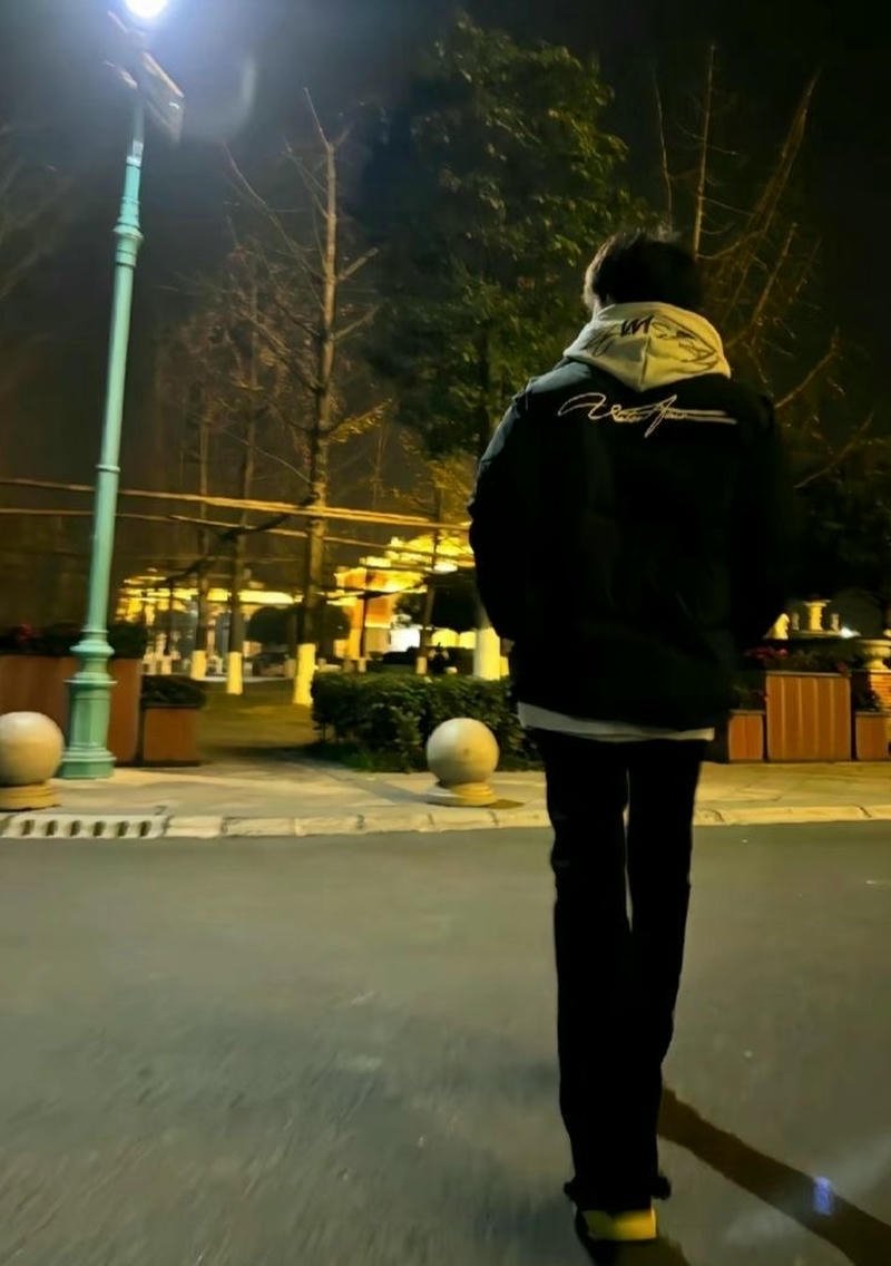 Nam sinh quay lưng kết hợp che mặt nhẹ