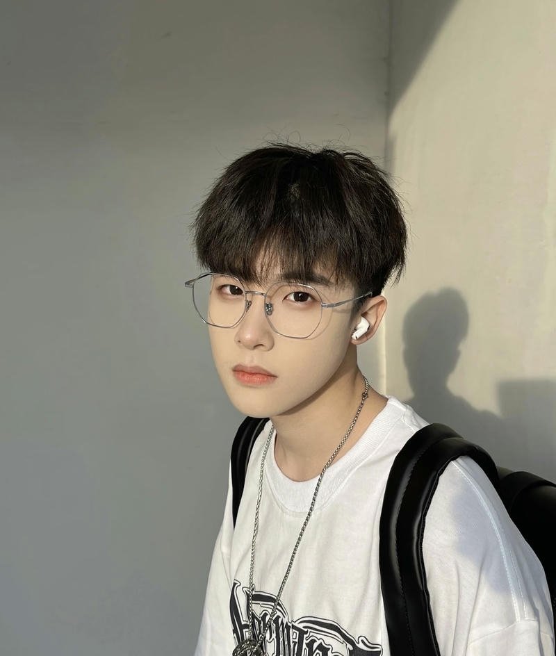 Nam sinh tạo dáng cool ngầu xuất hiện trong ảnh trai đẹp 2k11