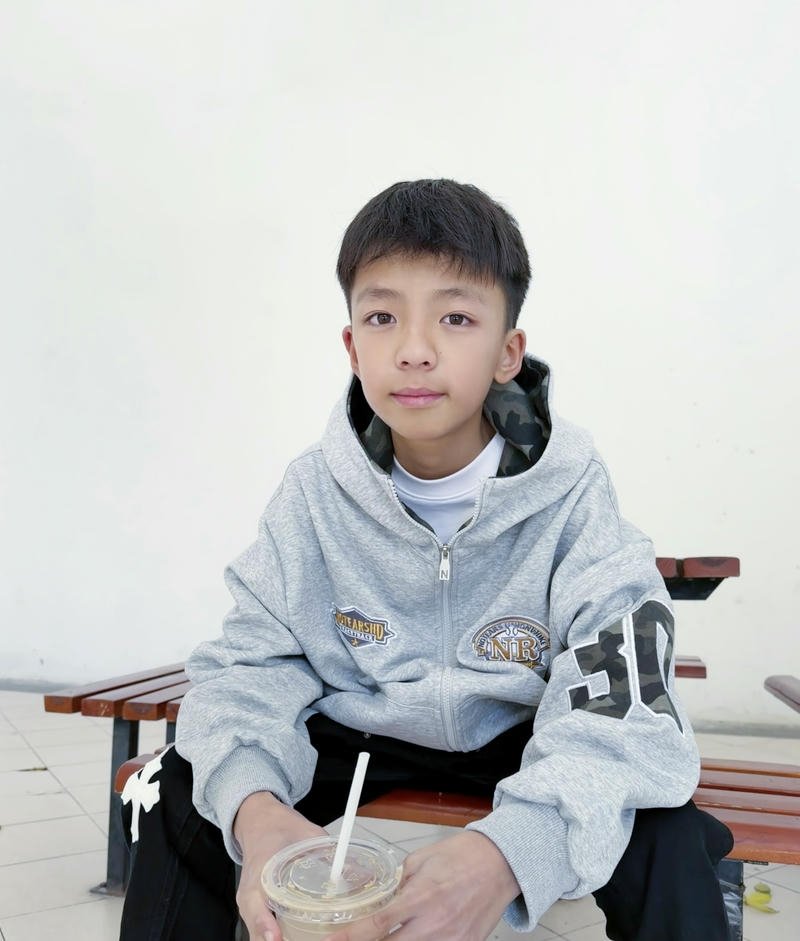 Nam sinh tạo dáng trước máy ảnh trai đẹp 13 tuổi