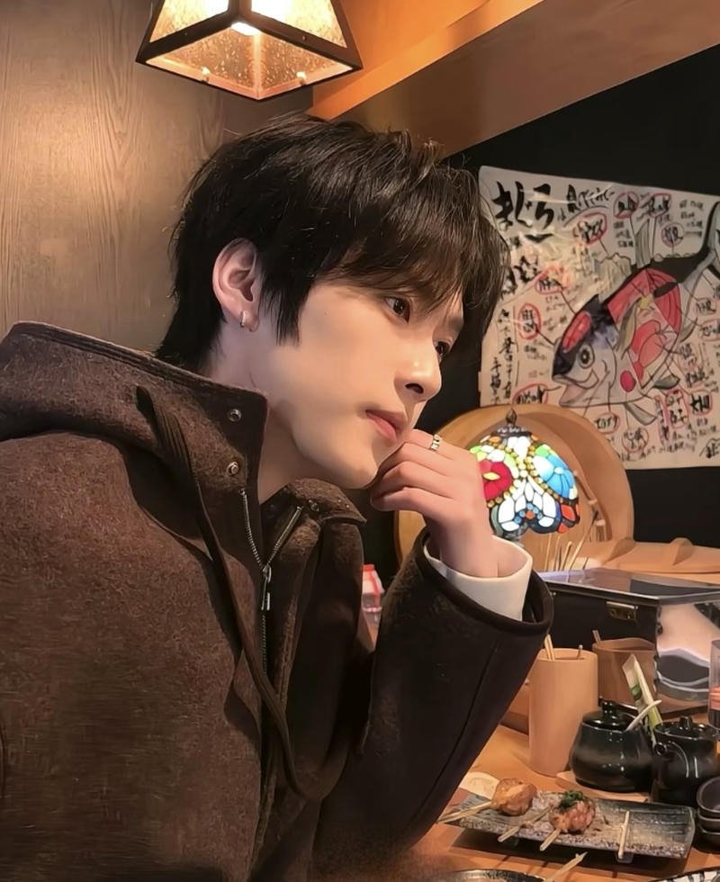 Nam sinh trẻ hiện đại trong ảnh trai đẹp 2k7