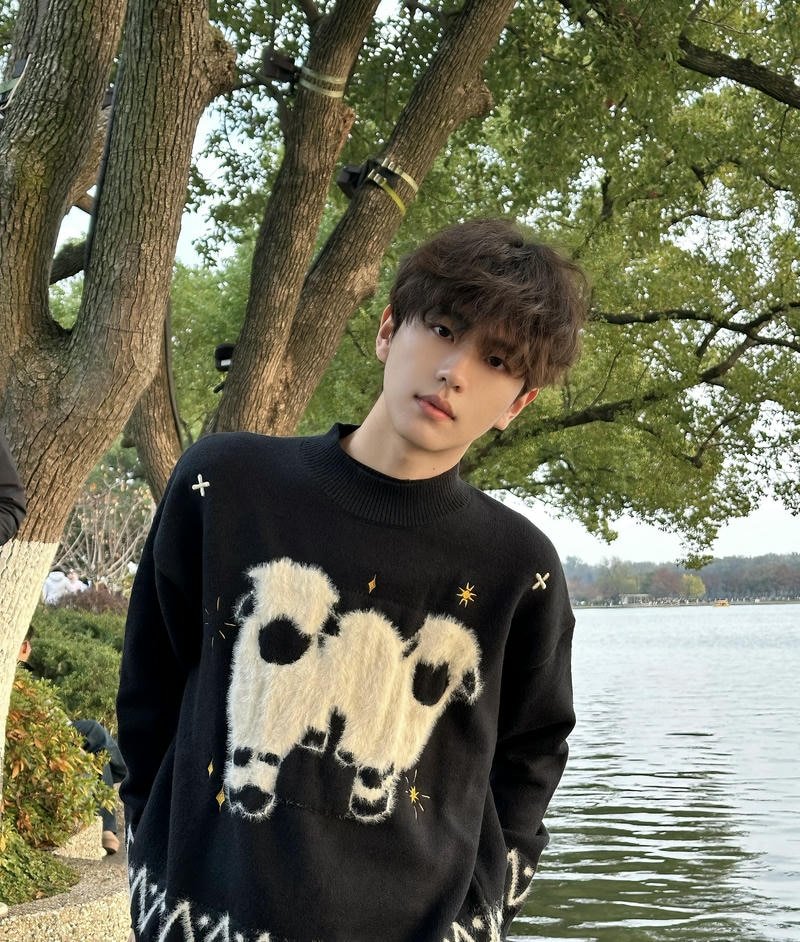 Nam sinh trẻ trong ảnh trai đẹp 2k7 ánh mắt cuốn hút