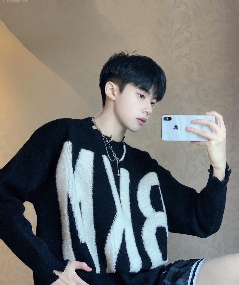 Nam sinh với ánh mắt sâu đầy cuốn hút trong ảnh trai đẹp 2k7