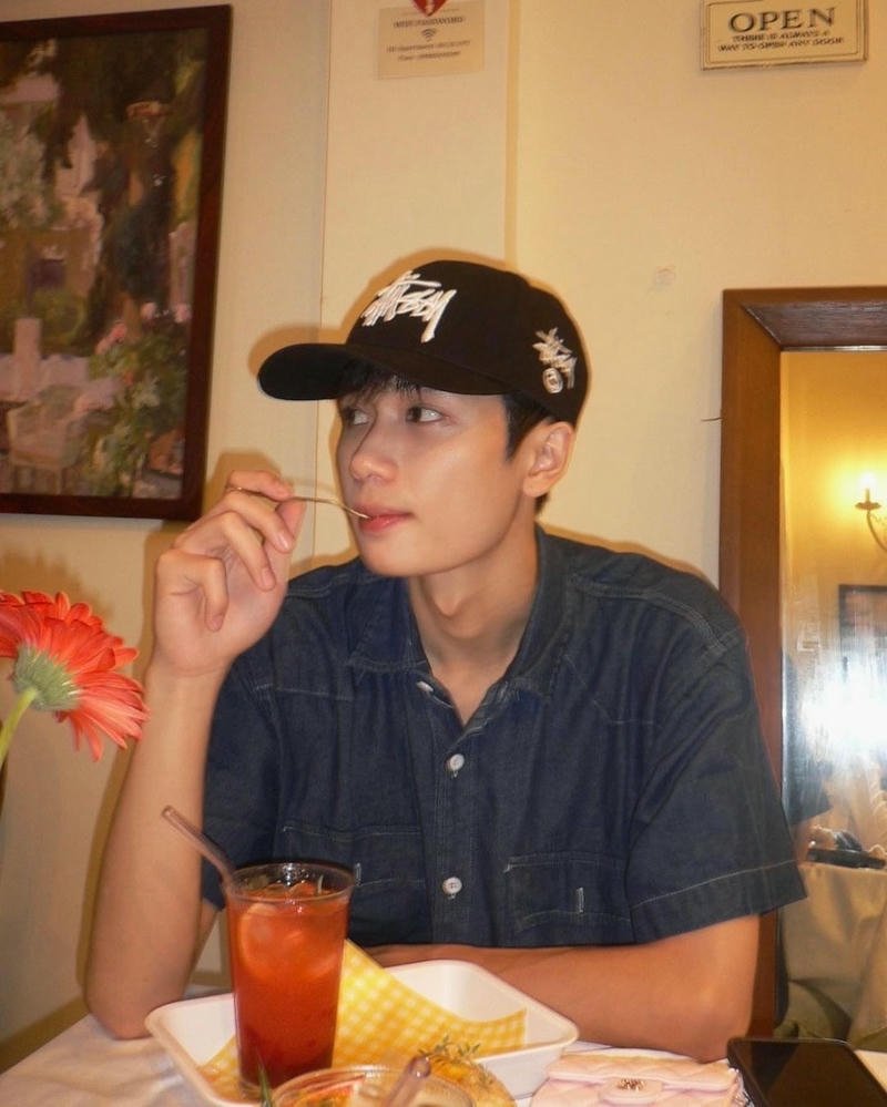 Nam thần Việt Nam đứng trong khung cảnh đơn giản