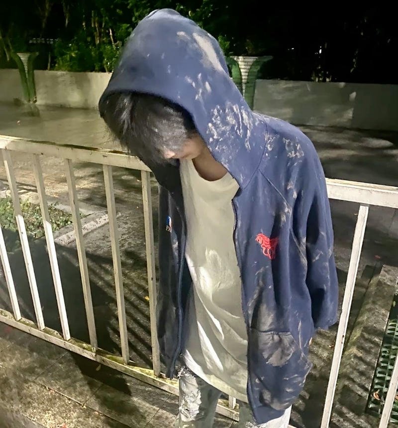 Nam thần che mặt trong ánh sáng dịu nhẹ