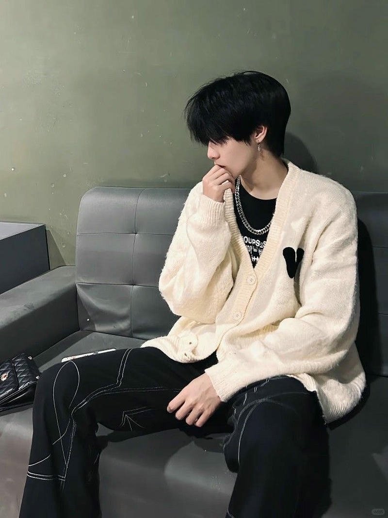 Nam thần che mặt trong khung cảnh đơn giản