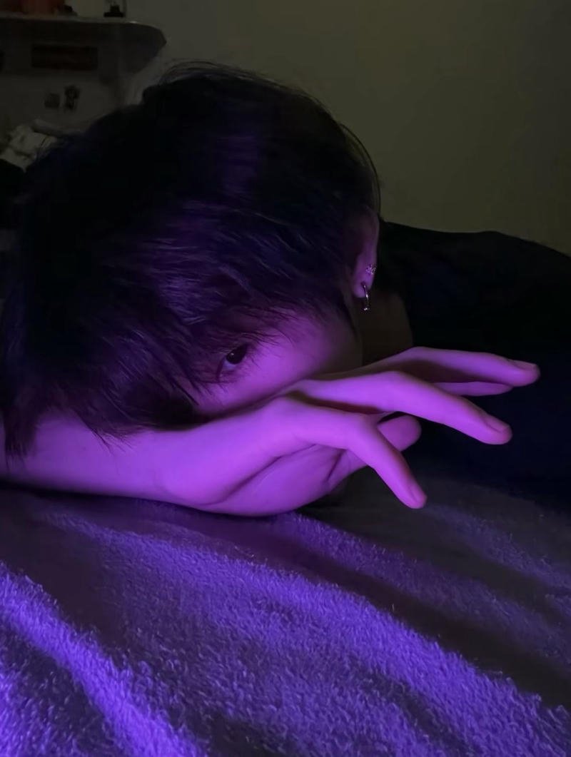 Nam thần dùng tay che mặt tạo điểm nhấn