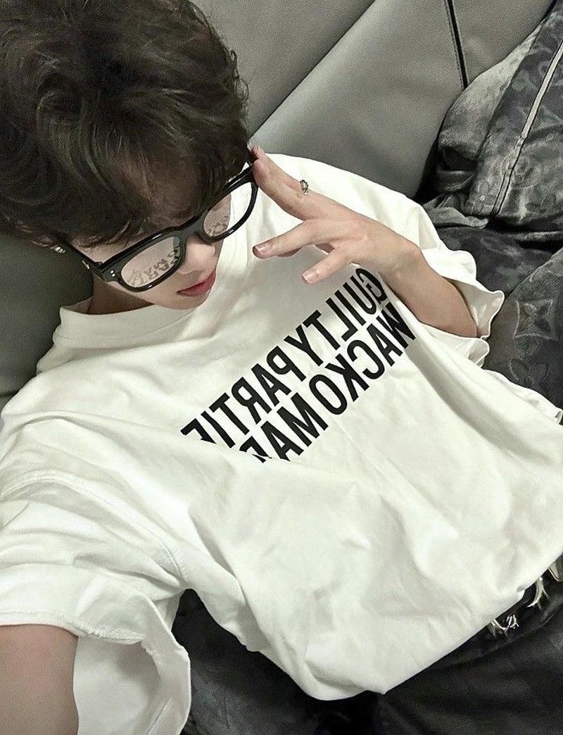 Nam thần dùng tay che mặt tạo nét riêng