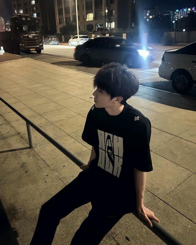 Nam thần quay mặt đi tạo cảm giác bí ẩn