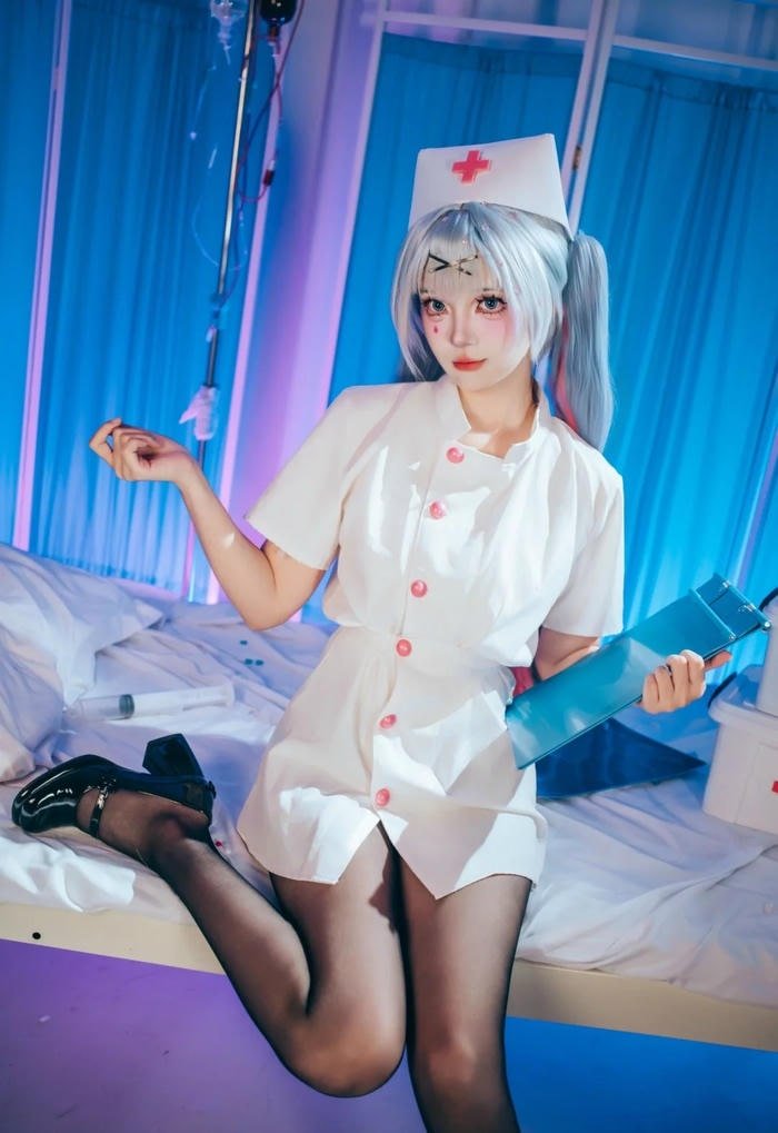 Nàng cosplayer mặc váy dáng đứng nhẹ nhàng