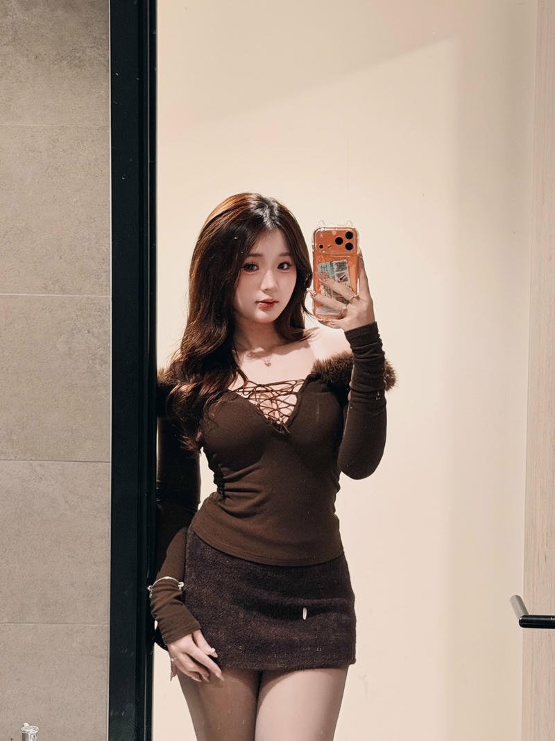 Ngực to khoe trước gương của gái xinh gợi cảm