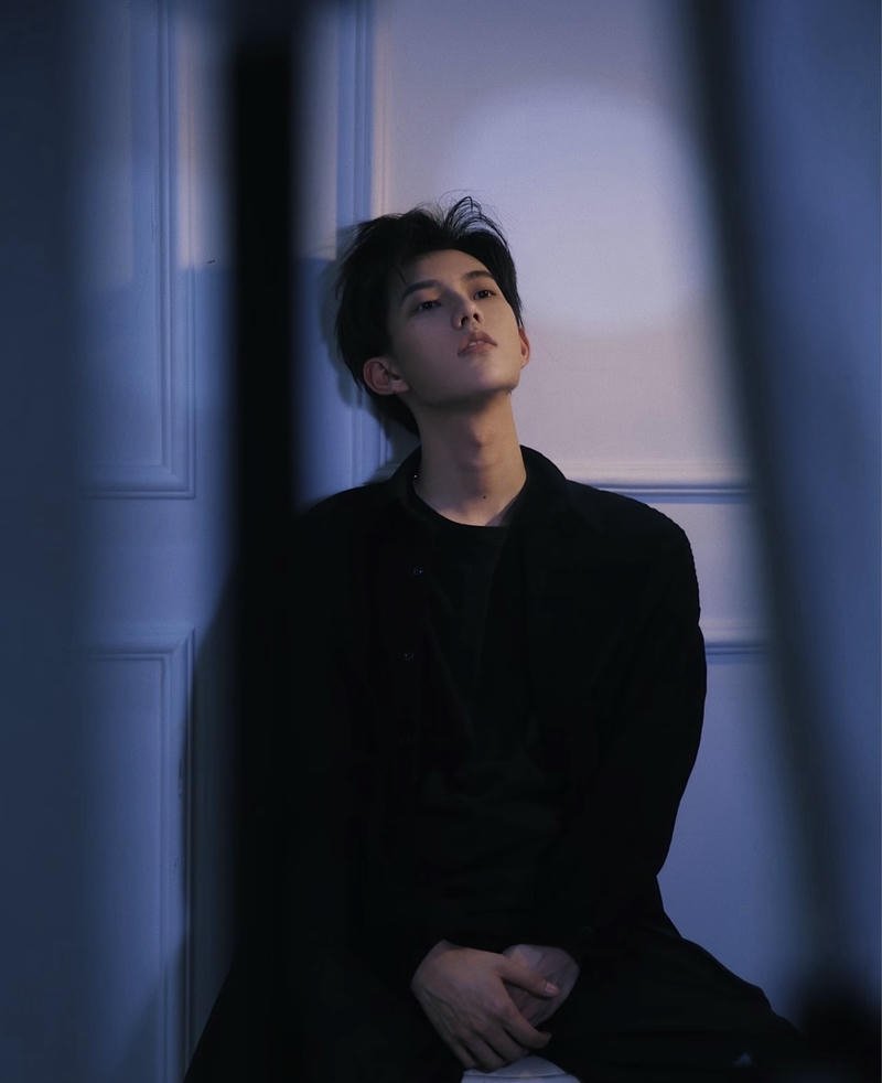 Người con trai lặng lẽ ngồi giữa không gian tối giản buồn