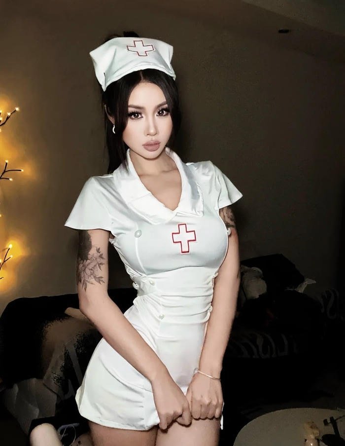 Người mẫu cosplay nurse với mũ y tá đặc trưng