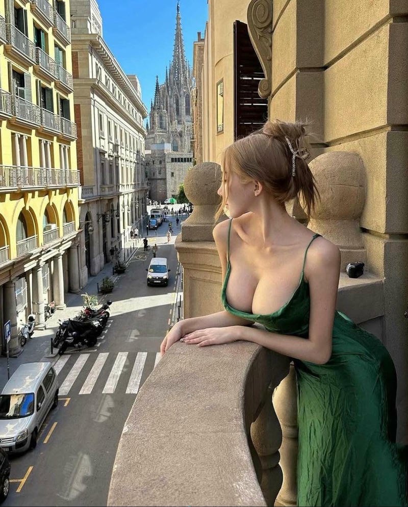 Người mẫu mặc bikini ngồi trên bãi cát