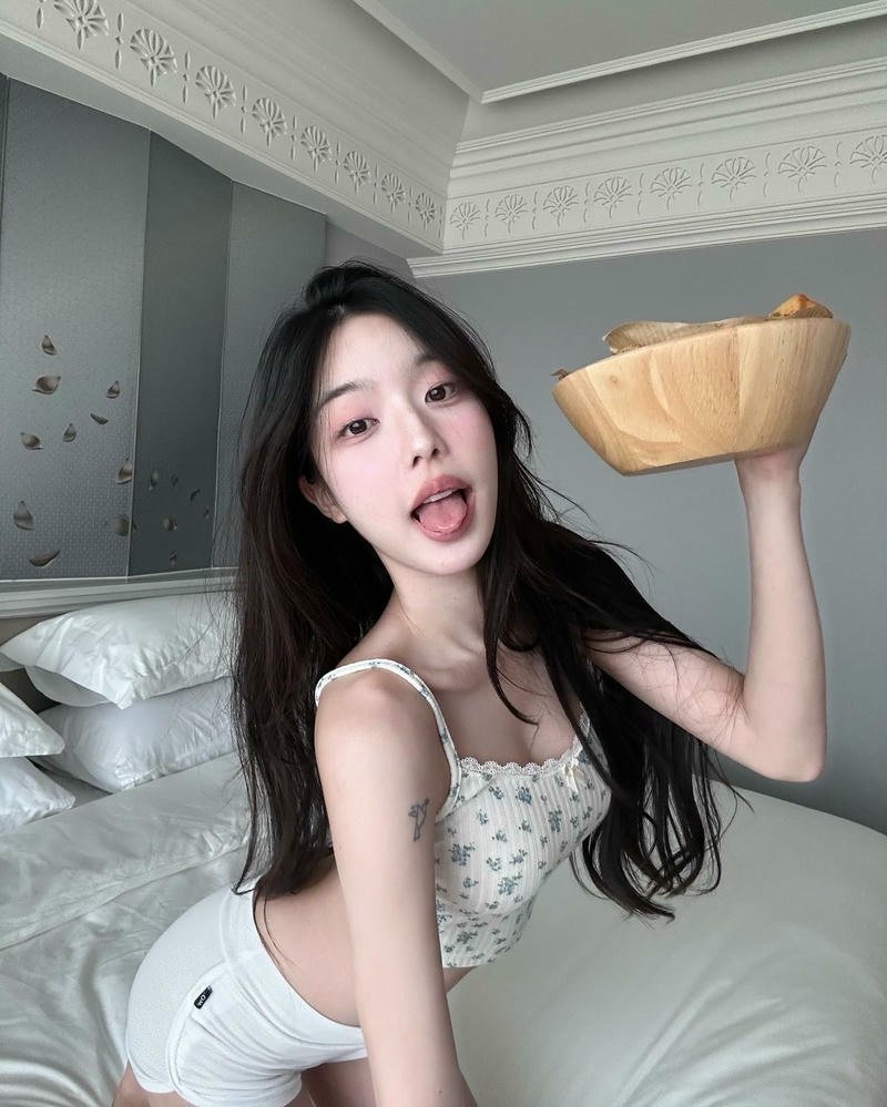 Người mẫu nữ tạo dáng với đồ bơi mùa hè