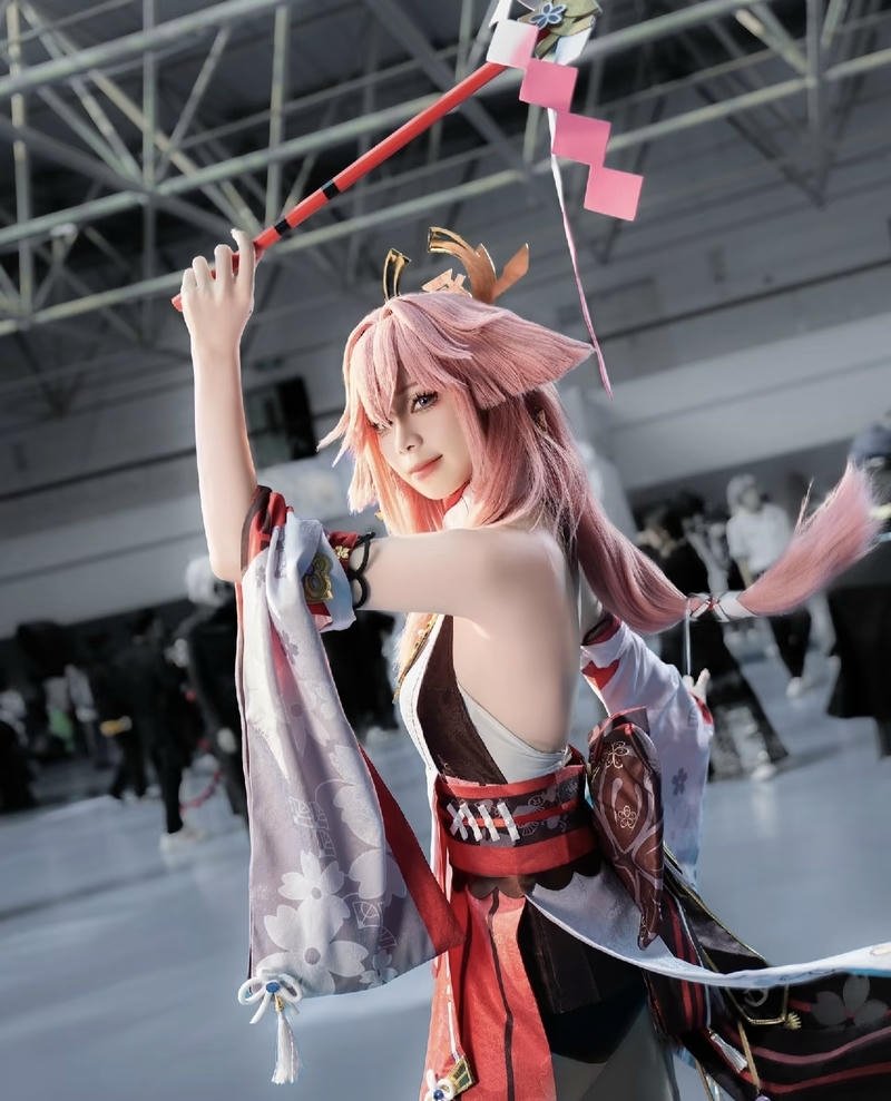 Nhân vật Yae Miko cosplay với hình ảnh độc đáo
