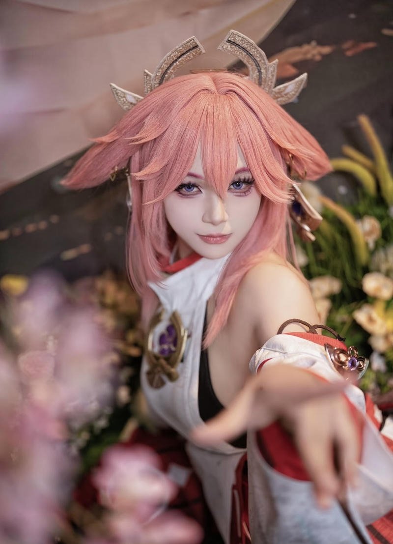 Nhân vật Yae Miko cosplay với khí chất cổ điển