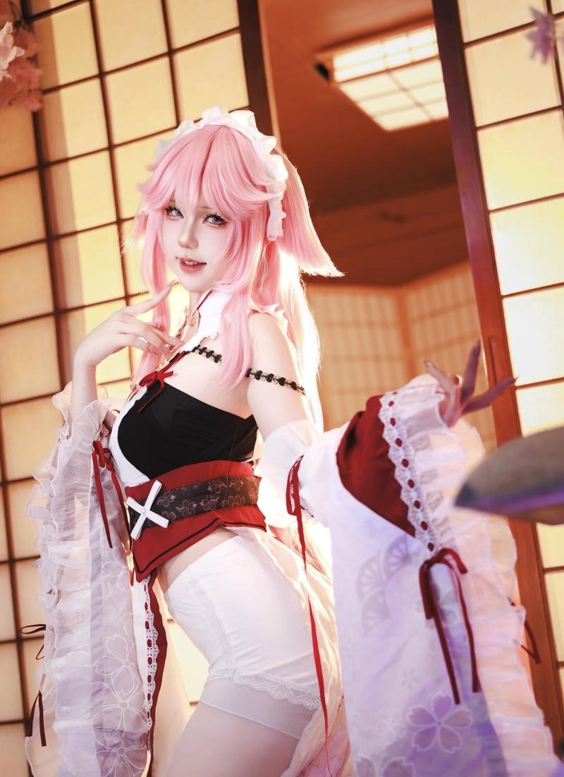 Nhân vật Yae Miko cosplay với khí chất thanh cao