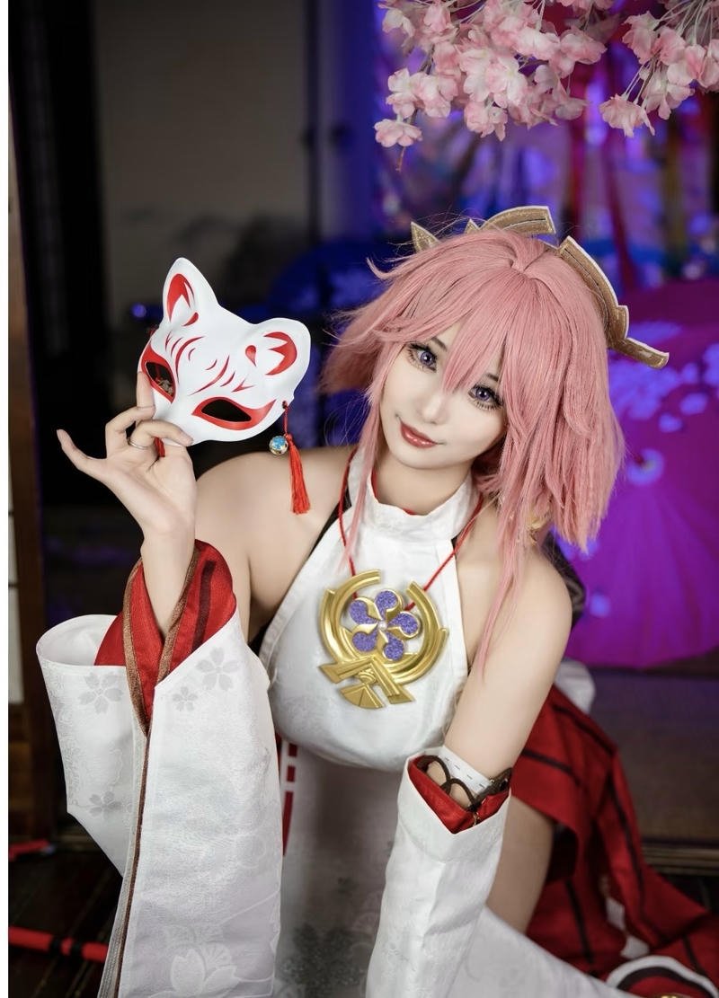 Nhân vật Yae Miko cosplay với phong cách đặc trưng