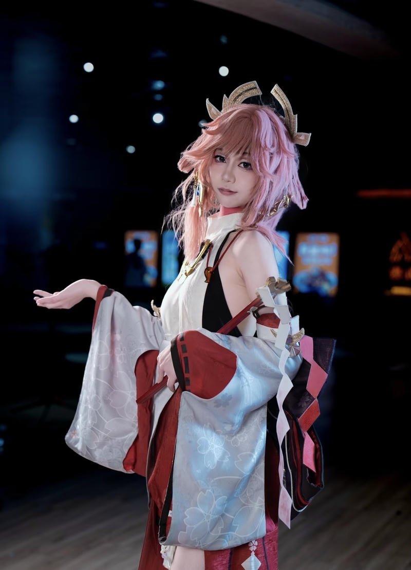 Nhân vật Yae Miko cosplay với phong cách tinh xảo