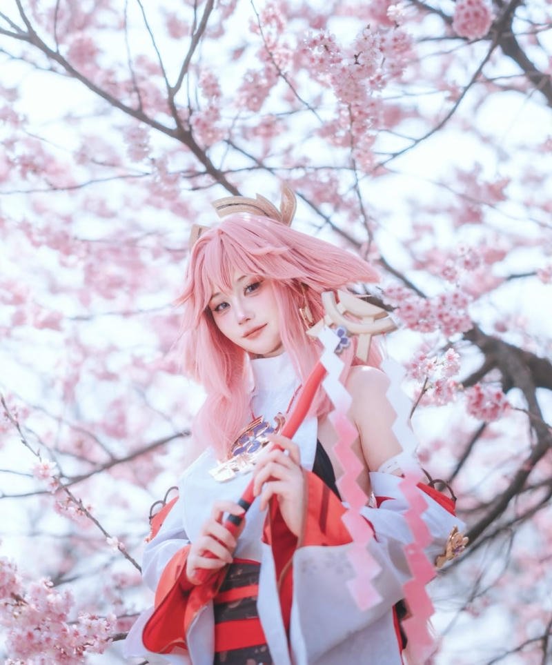 Nhân vật Yae Miko cosplay với phong cách trang nghiêm