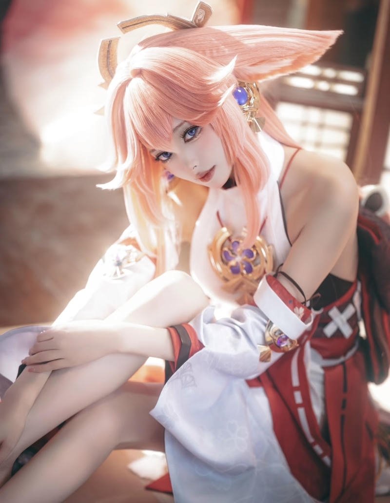 Nhân vật Yae Miko cosplay với vẻ đẹp riêng